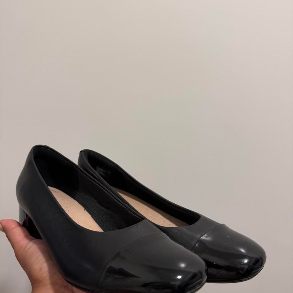 clarks Black leather ballet flats with a 2.5" heel. Size US 7.5